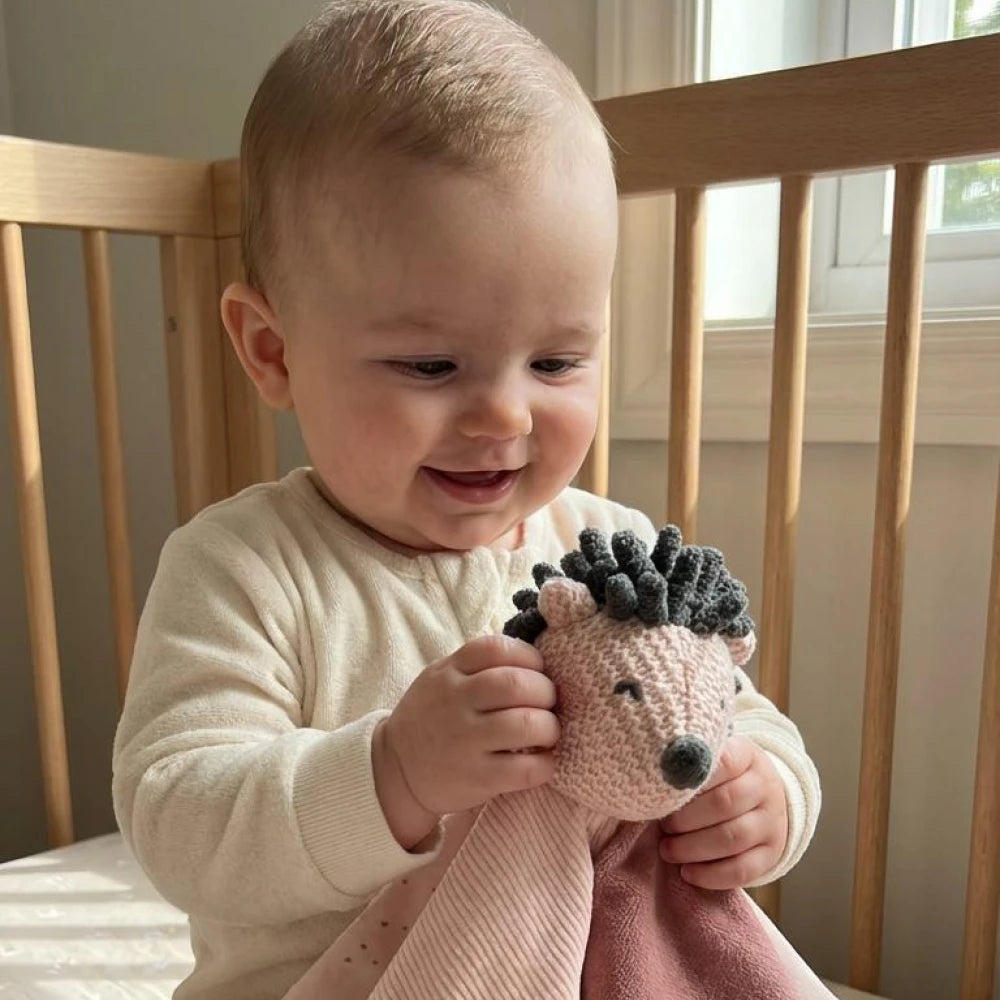 Trapito de Apego para Bebé Kikkaboo Erizo Rosa – Peluche de Seguridad
