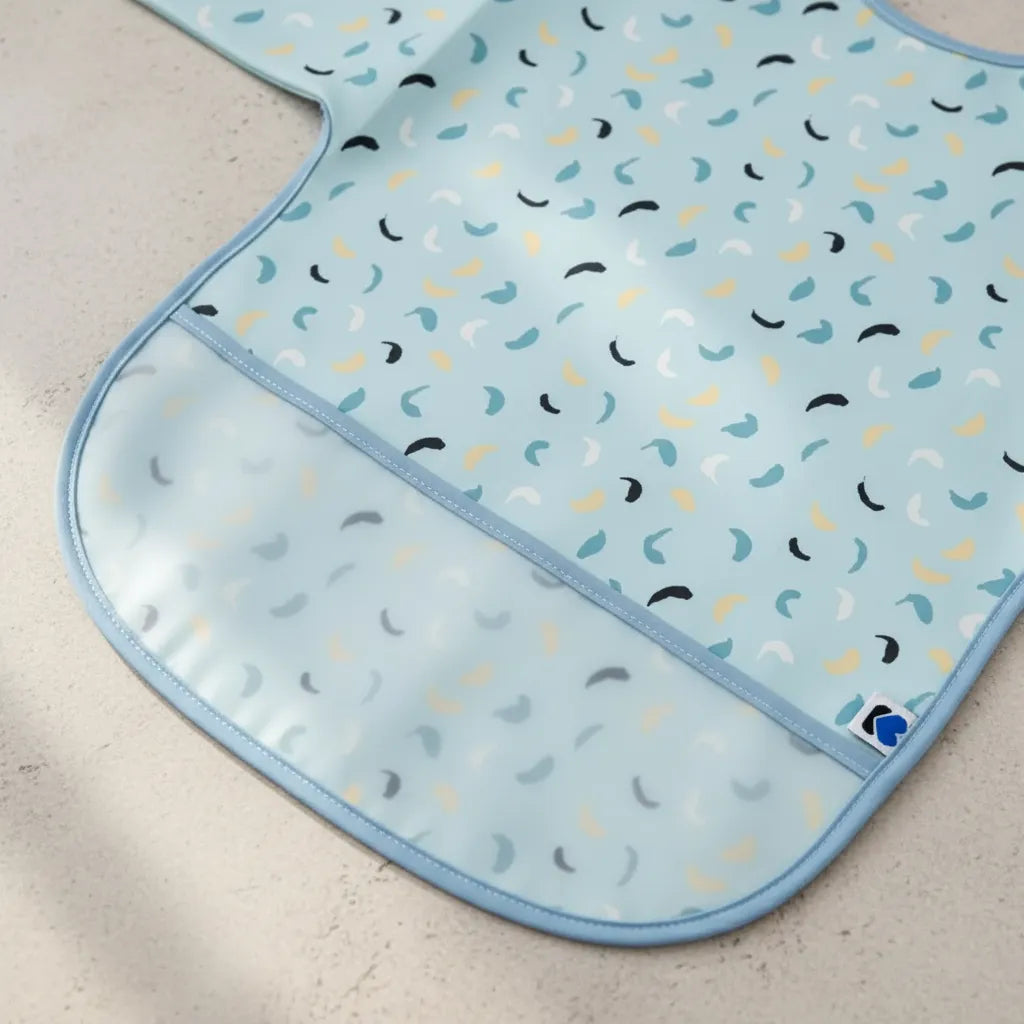 Babero con Mangas Impermeable Kikkaboo - Chispas Celeste