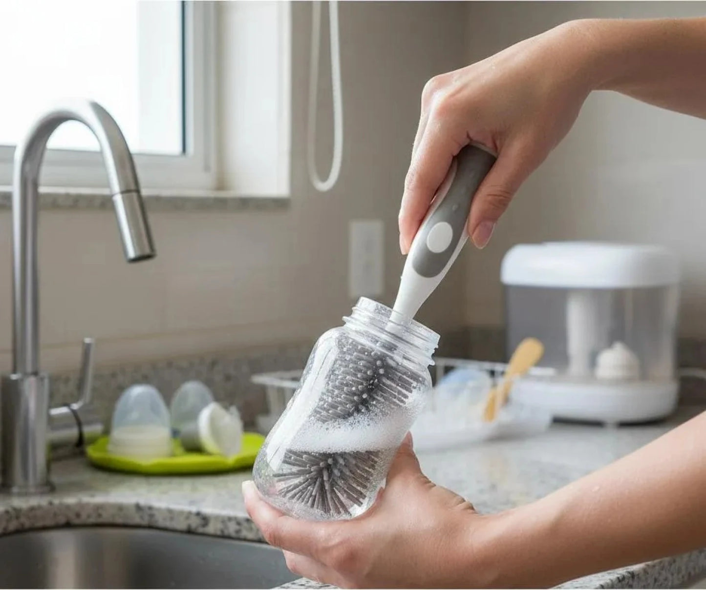 Cepillo Limpia Mamadera de Silicona Gris Buba
